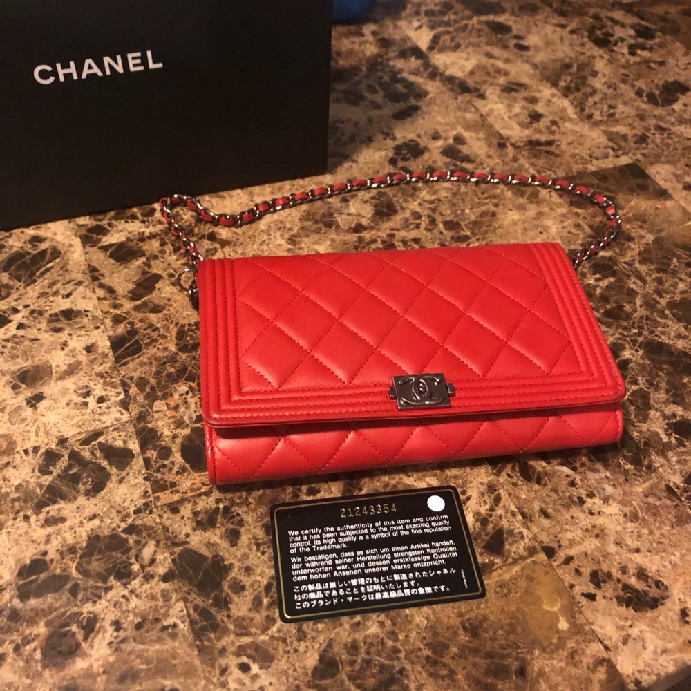 Chanel LambskinQuilted Boy WalletOn RemovableChain